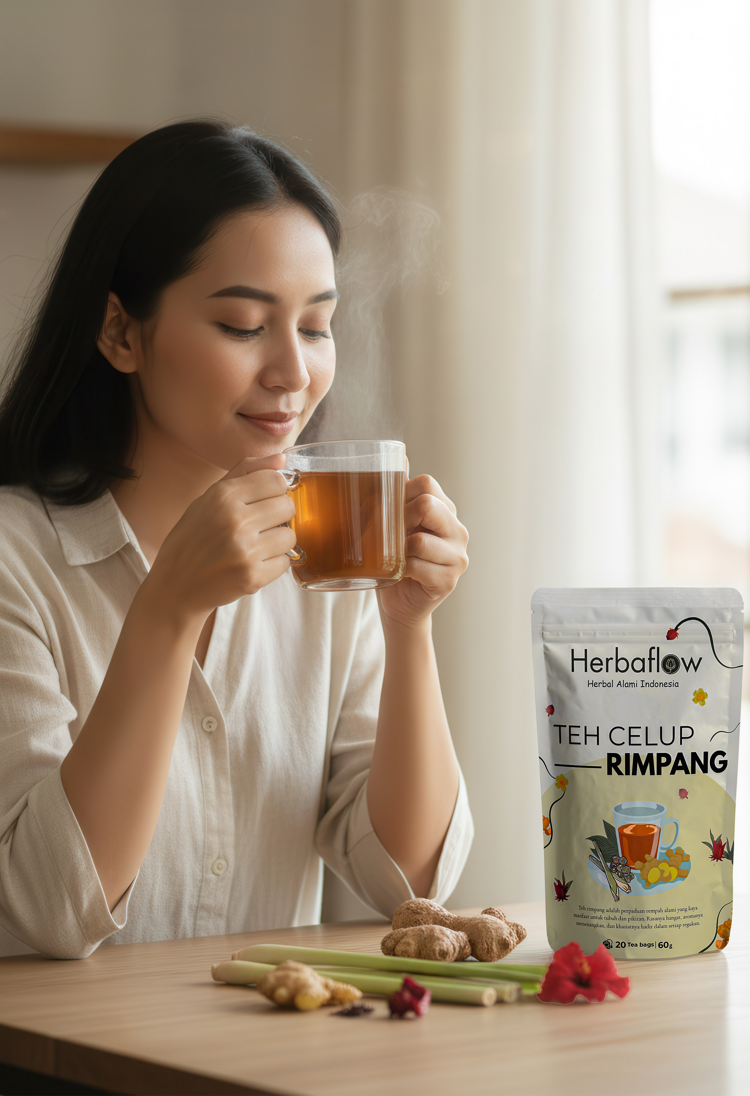 Wanita menikmati teh celup rimpang Herbaflow
